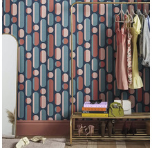 Decoratieve kamer met behang met geometrische vormen, kledingrek en spiegel