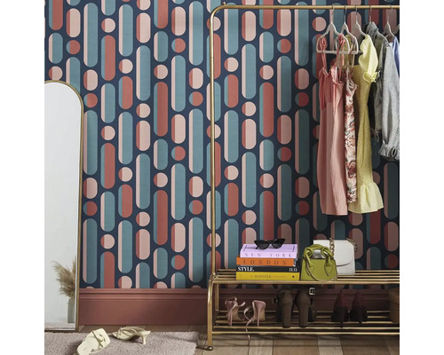 Decoratieve kamer met behang met geometrische vormen, kledingrek en spiegel