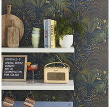 Decoratieve plank met snijplanken, servies, planten, cocktail, radio en cocktailkaart voor een bedrukt behang