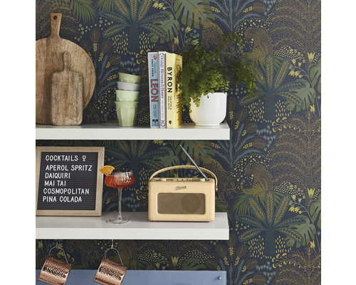 Decoratieve plank met snijplanken, servies, planten, cocktail, radio en cocktailkaart voor een bedrukt behang