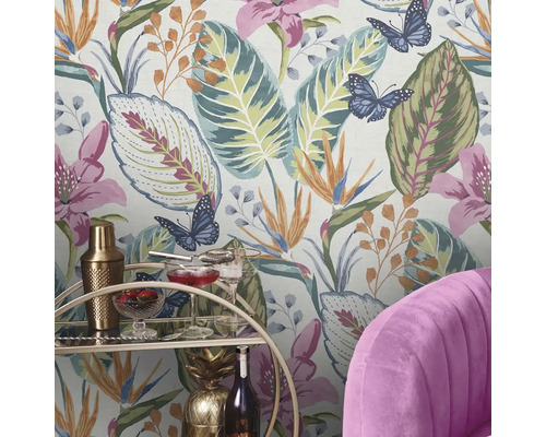 Interieur met bloemenbehang, cocktail trolley en paarse fauteuil