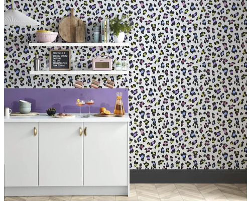 Keukenscène met luipaardbehang, witte kasten en planken