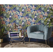 Woonkamer met bloemetjesbehang, fauteuil en barwagen
