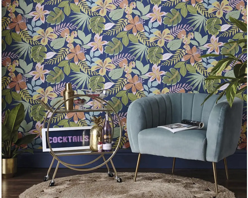 Woonkamer met bloemetjesbehang, fauteuil en barwagen