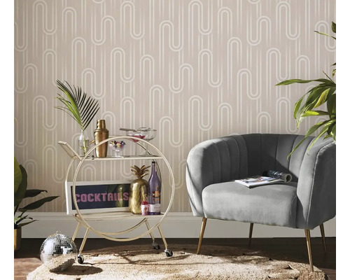 Woonkamer met fauteuil, serveerwagen en behang met patroon