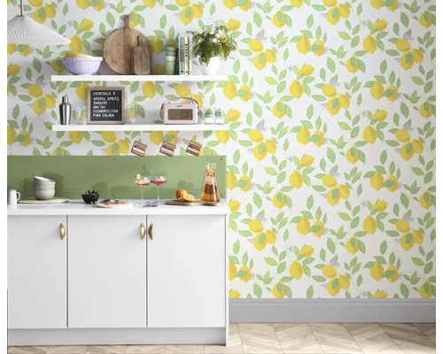 Lichte keuken met een wit aanrecht, planken en een citroenpatroon behang voor een frisse sfeer