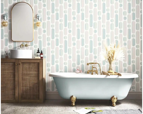 Badkamer met bad, wastafel en wandbehang met geometrisch patroon