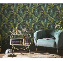 Kameroverzicht met junglebehang, fauteuil en barwagen