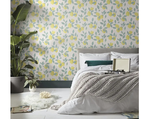 Slaapkamer met citroenmotief behang, bed en kamerplanten voor een heldere sfeer.