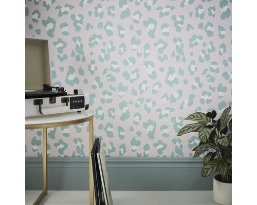 Kamer met behang in dierenprintdesign, tafel met platenspeler en kamerplant