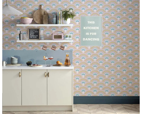 Lichte keuken met patroonbehang, witte planken en keukengerei