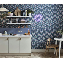 Keukenscène met patroonbehang, keukenkasten en decoratieve accessoires op planken.