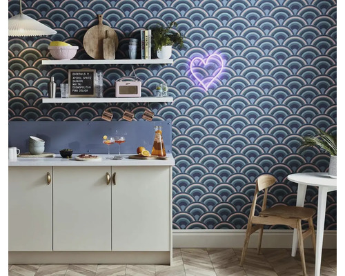 Keukenscène met patroonbehang, keukenkasten en decoratieve accessoires op planken.