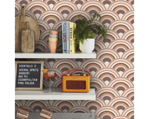 Planken met snijplanken, servies, planten, boeken, cocktailglas, radio, cocktailkaart en behang met boogpatroon