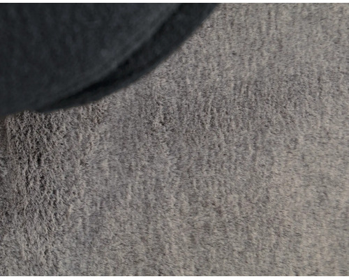 Detailopname van een grijs tapijt met een donkere rand