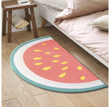 Halfrond tapijt met watermeloenpatroon in de slaapkamer