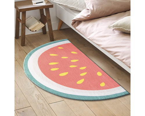 Halfrond tapijt met watermeloenpatroon in de slaapkamer