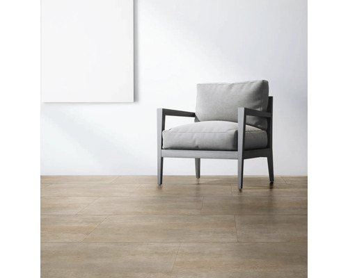 Vloer met tegels en een fauteuil in de kamer