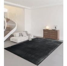 Woonkamer met zwart vloerkleed, bank en dressoir