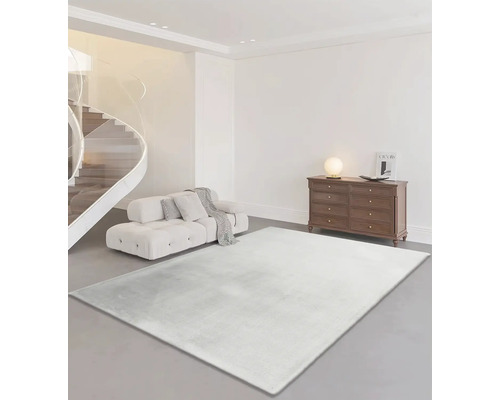 Woonkamer met bank, commode en tapijt