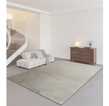 Woonkamer met tapijt, bank, commode en wenteltrap