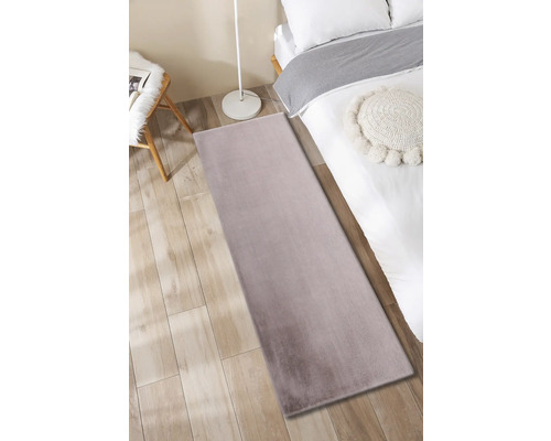 Bedkleed in slaapkamer op houten vloer