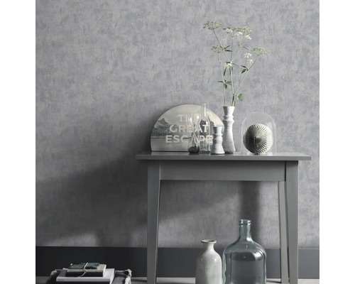 Grijs vliesbehang met tafel, vazen en decoratie