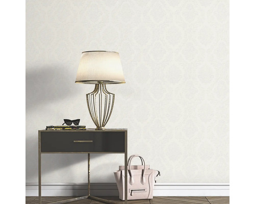 Scene met behang met motief, nachtkastje, lamp en handtas