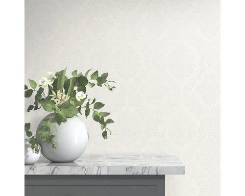 Lichtgekleurd behang met patroon in kamer met decor