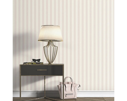 Decoratief gestreept behang in een kamer met een nachtkastlamp