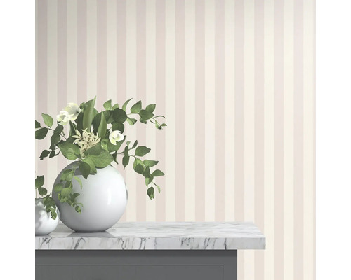 Behang met gestreept patroon in kamer met bloemstuk op tafel