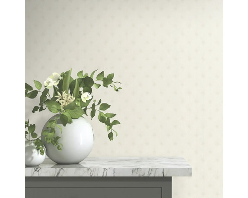 Decoratief behang met bloemen in vazen op een tafel met marmeren blad