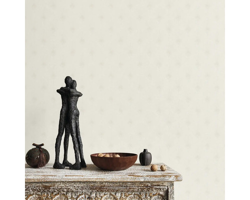 Decoratieve elementen op een versierde tafel voor een muur met patroon.