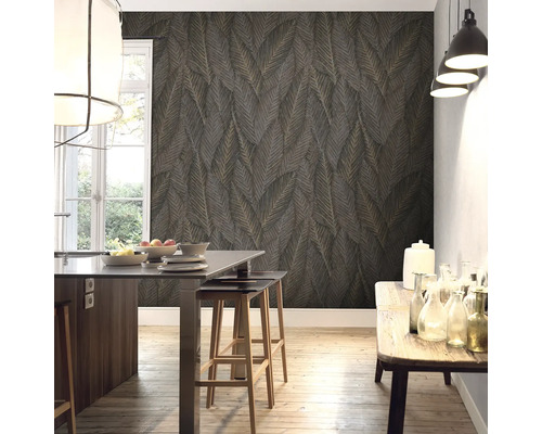 Woonkamer met behang met bladmotief, keukentafel en houten vloer