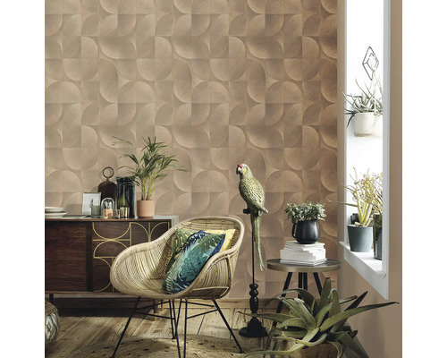 Woonkamer met patroonbehang, rotan stoel en decoratie