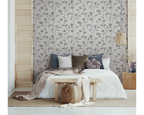 Slaapkamer met bloemmotief behang, bed en houten elementen voor een natuurlijke en rustige sfeer