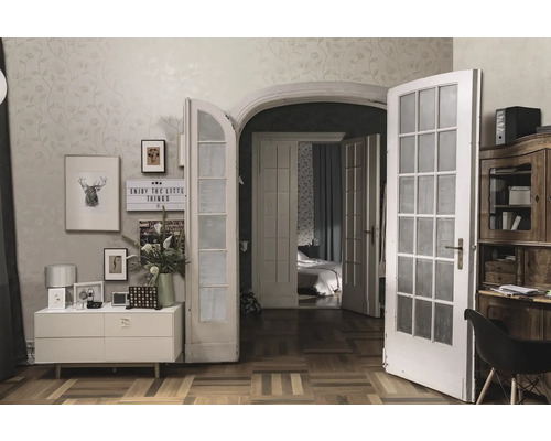 Woonkamer met dressoir, decoratie en dubbele deur