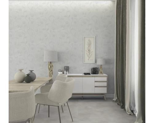 Eetkamer met bloemenbehang, eettafel, stoelen en dressoir