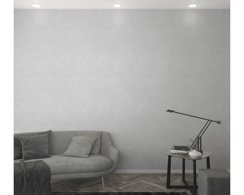 Woonkamer met bank, tafellamp en decoratie