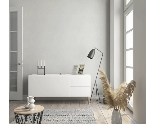 Woonkamer met dressoir, vloerlamp en decoratie