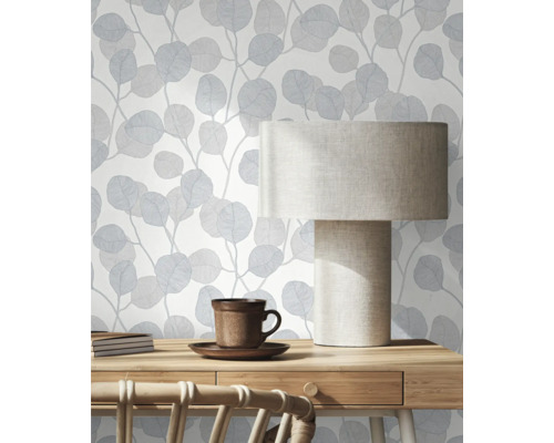 Scène met blauw bladerbehang, tafellamp en bureau