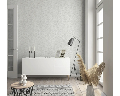 Lichte woonkamer met patroonbehang, dressoir, vloerlamp en decoratie