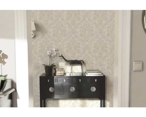 Elegante kamer met patroonbehang, dressoir en decoratie