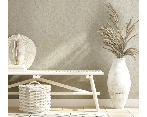 Decoratief interieur met patroonbehang, bank, mand en vaas met siergras
