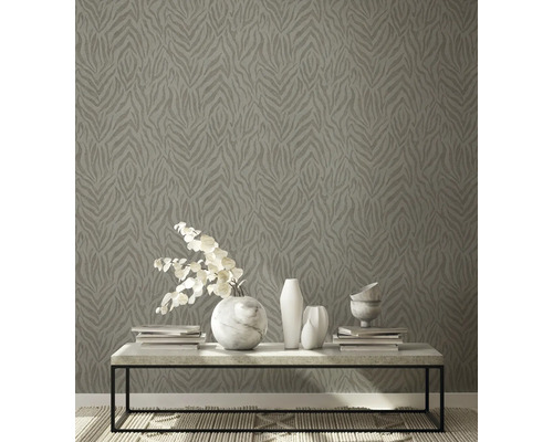 Kamer met behang met dierenmotief en decoratie op een tafel