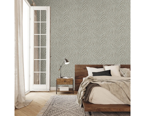 Slaapkamer met patroonbehang, bed, nachtkastje en tapijt