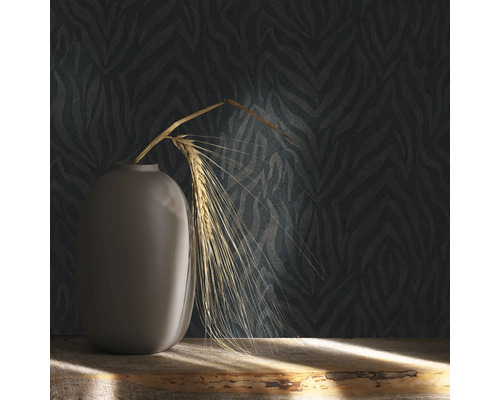 Behang met zebrastrepenpatroon, vaas en tarweaar op een tafel