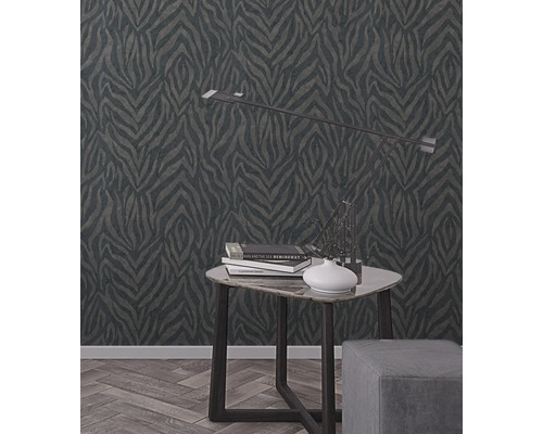 Scene met een behang met print, een tafel en een lamp