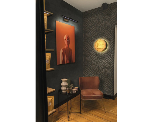 Decoratief interieur met schilderij, lamp, plank, bijzettafel en stoel