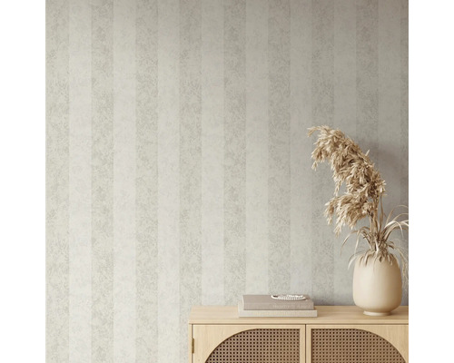 Kamerbeeld met gestreept behang en houten dressoir